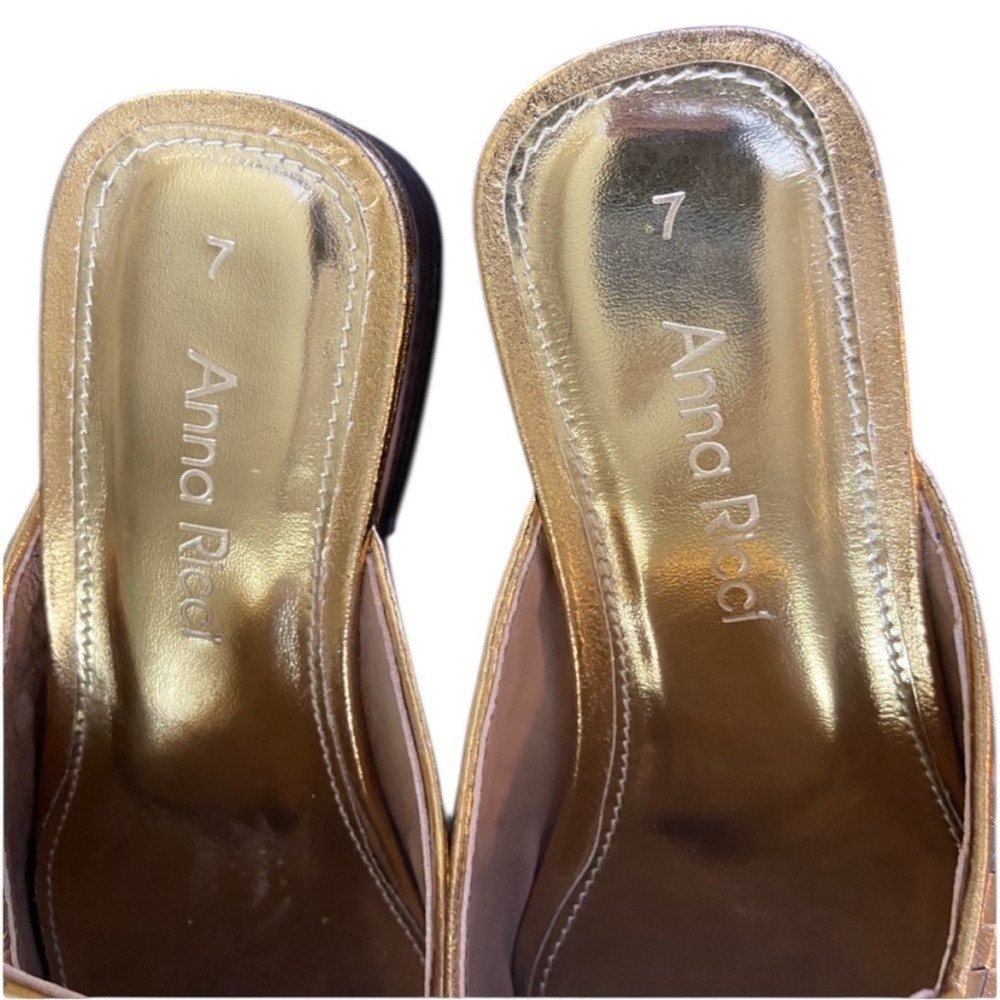 Anna Ricci Handwoven Fringe
Leather Mules - Gold Size 7 - Picture 5 of 6